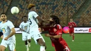 خبير تحكيم يؤكد: الأهلي حرم من ضربة جزاء حاسمة أمام البنك خبير تحكيم يؤكد: الأهلي حرم من ضربة جزاء حاسمة أمام البنك