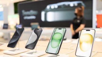 سوق الهواتف الذكية العالمي يواجه أكبر تراجع في 2026.. فما تأثيره على مصر؟ سوق الهواتف الذكية العالمي يواجه أكبر تراجع في 2026.. فما تأثيره على مصر؟