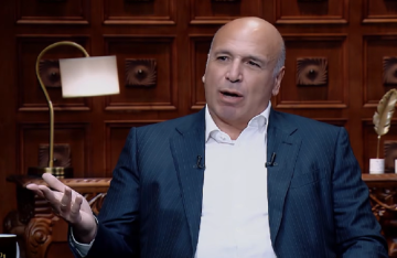 قبضوا عليه فجرا.. نجل هيكل يروي كواليس اعتقال والده في الثمانينيات قبضوا عليه فجرا.. نجل هيكل يروي كواليس اعتقال والده في الثمانينيات