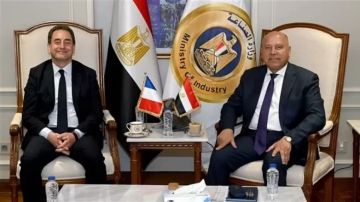 وزير الصناعة والنقل يبحث مع السفير الفرنسي آخر مستجدات المشروعات المشتركة وزير الصناعة والنقل يبحث مع السفير الفرنسي آخر مستجدات المشروعات المشتركة