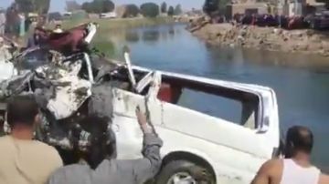 استمرار البحث عن مفقودين في انقلاب ميكروباص بترعة أصفون بالأقصر ..صور