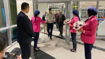 الأهلي يستقبل بعثة الجيش الملكي المغربي بالورود