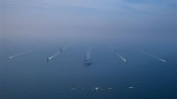 رغم مفاوضاتها مع إيران.. الولايات المتحدة تنشر صور حاملة الطائرات أبراهام لينكولن في بحر العرب رغم مفاوضاتها مع إيران.. الولايات المتحدة تنشر صور حاملة الطائرات أبراهام لينكولن في بحر العرب