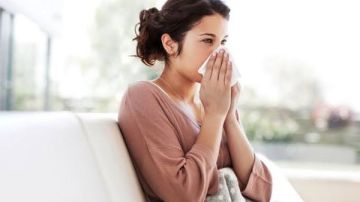 شهر طوبة من أخطر فترات الشتاء على مرضى الحساسية والمناعة.. استشاري يوضح