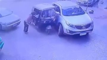 فيديو يهز مواقع التواصل.. سيدة تعتدي على سائق توك توك أمام المارة