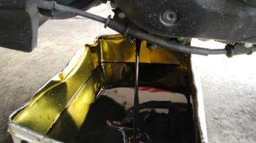 لماذا يتحول زيت المحرك في سيارتك إلى اللون الأسود؟ لماذا يتحول زيت المحرك في سيارتك إلى اللون الأسود؟