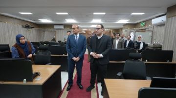 محافظ أسيوط يتفقد مركز سيطرة الشبكة الوطنية للطوارئ ويتابع تطورات حملات إزالة التعديات