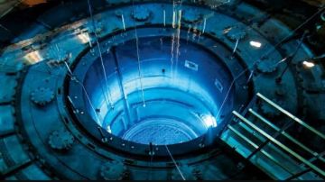 إشعاع تشيرينكوف.. ما سر اللون الأزرق المتوهج في المفاعلات النووية؟