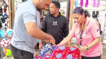 كاتي ظريف.. حكاية أول مسحراتية مسيحية تنسج خيوط المحبة في ليالي رمضان بدهب