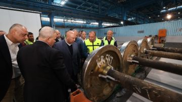 وزير النقل يتفقد ورش كوم أبو راضى وشركة كولواي مصر ويتناول الإفطار مع العاملين صور