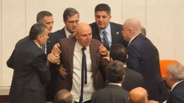 اشتباك بالأيدي بين النواب في البرلمان التركي لمنع وزيرين جديدين من أداء اليمين.. صور