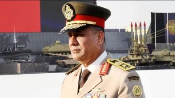 الفريق أشرف سالم زاهر علي منصور وزيرا للدفاع والإنتاج الحربي