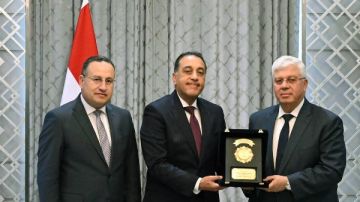 بحضور الوزراء الجدد: مدبولي يكرم الوزراء السابقين ويؤكد: نستكمل ما بناه السابقون