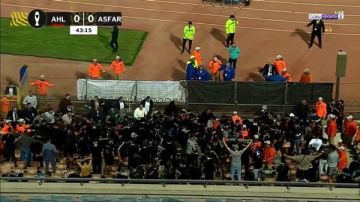 مشادة لاعبين تشعل المدرجات.. اشتباكات بالزجاجات بين جماهير الأهلي والجيش الملكي