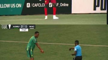 أغرب اللقطات التحكيمية.. حكم مباراة مانيما والوداد يتراجع عن قراره بشكل مفاجئ!