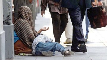 الإفتاء: يحرم اتخاذ التسول مهنة يتكسب منها الإنسان الإفتاء: يحرم اتخاذ التسول مهنة يتكسب منها الإنسان