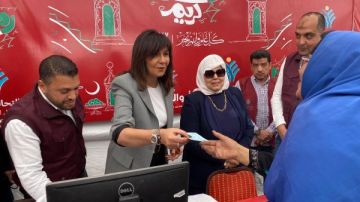 السفيرة نبيلة مكرم تشارك في تعبئة شنط رمضان بمؤسسة أبو العينين