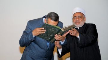 بتوجيهات الشيخ الطيب..إهداء نسخة قرآن كريم مكتوبة بماء الذهب لمحافظ قنا خلال احتفالية الأزهر السنوية