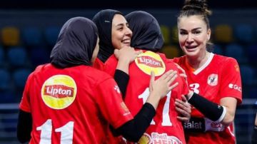 رد فعل غير متوقع من عمرو الدردير بعد تتويج سيدات طائرة الأهلي بكأس السوبر