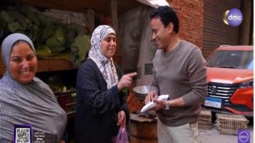 سامح حسين يهدي بائعة خضار 20 ألف جنيه في بركة رمضان دعما لها ولأسرتها