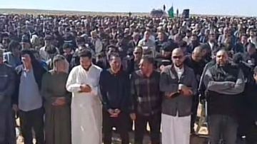 مئات الليبيين يشاركون في تشييع جثمان سيف القذافي إلى مثواه الأخير شاهد