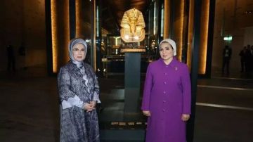 السيدة انتصار السيسي تصطحب قرينة الرئيس التركي في جولة بالمتحف الكبير والأهرامات صور