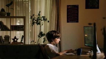 خوارزميات صيد الصغار.. لماذا ينجذب الأطفال إلى تحديات التريند الخطرة؟ خبراء يوضحون خوارزميات صيد الصغار.. لماذا ينجذب الأطفال إلى تحديات التريند الخطرة؟ خبراء يوضحون