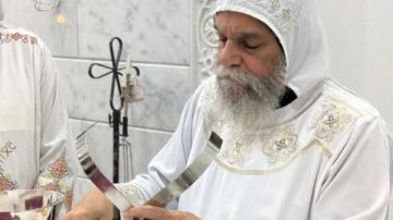 الأنبا بيشوي يدشن معمودية ويرسم شمامسة لكنيسة أبي سيفين ومريم المصرية الأنبا بيشوي يدشن معمودية ويرسم شمامسة لكنيسة أبي سيفين ومريم المصرية