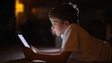 بعد انتشار الألعاب الخطرة.. كيف تحمي طفلك من مخاطر الإنترنت بعد انتشار الألعاب الخطرة.. كيف تحمي طفلك من مخاطر الإنترنت