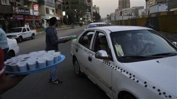 توزيع الإفطار للصائمين على الطرق منهي عنه شرعا في هذه الحالة.. الإفتاء توضح