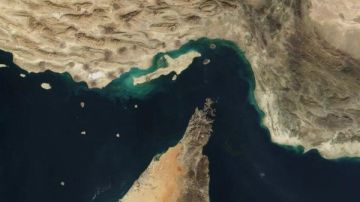 رويترز: الحرس الثوري الإيراني يمنع مرور السفن من مضيق هرمز