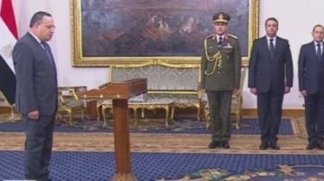 عبد العزيز قنصوة يؤدى اليمين الدستورية وزيرا للتعليم العالى أمام الرئيس السيسي عبد العزيز قنصوة يؤدى اليمين الدستورية وزيرا للتعليم العالى أمام الرئيس السيسي