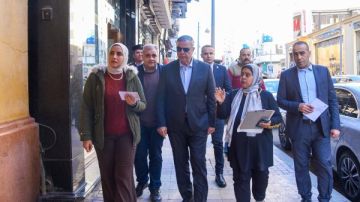 للحفاظ على الهوية البصرية وإعادة الانضباط .. محافظ الإسكندرية يتفقد شارع النبي دانيال