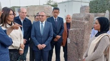وزيرة الثقافة تتفقد الأعمال الفنية بورشة سمبوزيوم أسوان الدولى.. شاهد