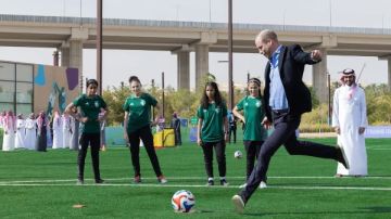 ولي العهد البريطاني يطلع على تجربة كرة القدم النسائية في السعودية