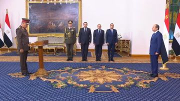 الفريق أشرف سالم زاهر يؤدي اليمين الدستورية وزيرا للدفاع