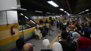 تفاعل جماهيري كبير على دمج الفن في الفضاءات العامة وعرض السيرة الهلالية بمترو الأنفاق