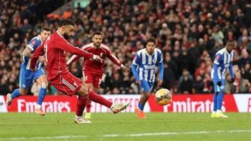 صلاح يصنع ويسجل ويقود ليفربول لعبور برايتون بثلاثية في كأس إنجلترا