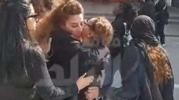 علا رشدي تشيع جثمان والدها بالدموع.. وأحمد السعدني أبرز الحاضرين