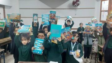 التعليم تنشر صورا ترصد إلتزام المدارس بتسليم كتب الترم الثاني للطلاب