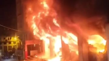 فلسطين..حريق ضخم يلتهم مولا تجاريا مقابل المستشفى الملكي في الخليل