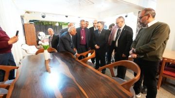 محافظ أسيوط ورئيس الطائفة الانجيلية يفتتحان معرض إطسا وود للأثاث