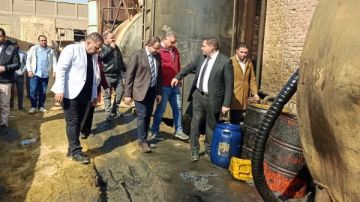 محافظة الجيزة تضبط منشآت غير مرخصة لإعادة تدوير زيوت السيارات وغش الأسمدة.. صور