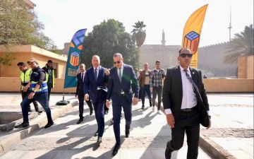 مدبولي يتابع إعادة تسليم الأسر وحداتهم بعد انتهاء ترميم العقارات بدرب اللبانة