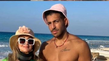 أجمل جدة في الدنيا.. حفيد شهيرة يحتفل بعيد ميلادها