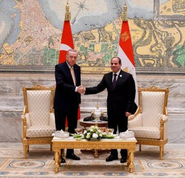 السيسي: نأمل في تعزيز الاستثمار مع تركيا وزيادة التبادل التجاري المشترك السيسي: نأمل في تعزيز الاستثمار مع تركيا وزيادة التبادل التجاري المشترك