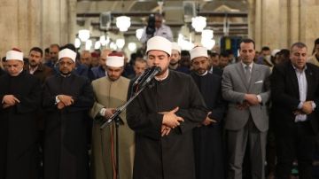 بروايات حفص وقنبل وخلف.. أئمة الجامع الأزهر يؤمون المصلين في صلاة التراويح بروايات حفص وقنبل وخلف.. أئمة الجامع الأزهر يؤمون المصلين في صلاة التراويح