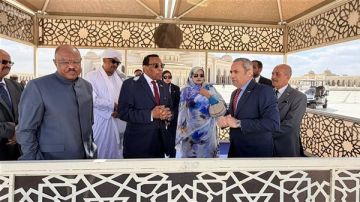 رئيس وزراء السودان يتفقد العاصمة الجديدة ويشيد بالنهضة العمرانية المصرية