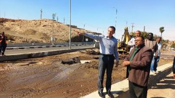 محافظ أسوان يتابع ميدانيا إصلاح الكسر المفاجئ بخط الطرد الرئيسي لمحطة الكرور