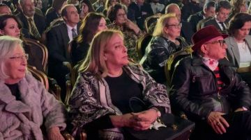 الكاتبة الصحفية إلهام أبو الفتح تشارك في احتفالية جوائز مؤسسة فاروق حسني